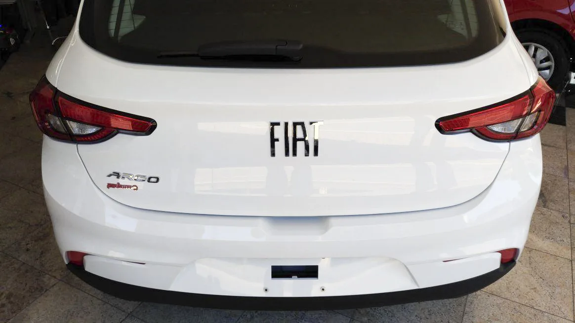 Fiat Argo branco visto diretamente pela traseira