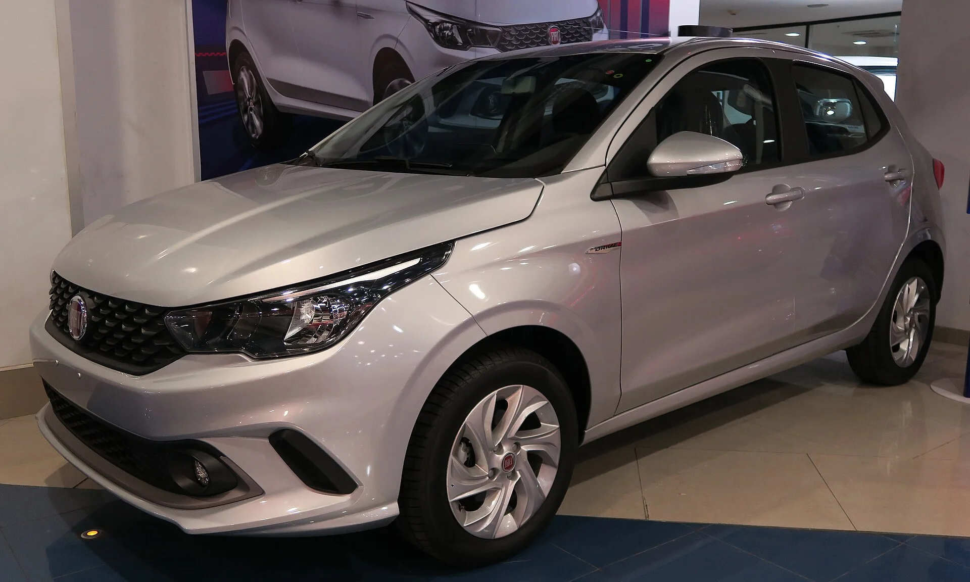 Fiat Argo Drive 1.3 2018 prata em exposição