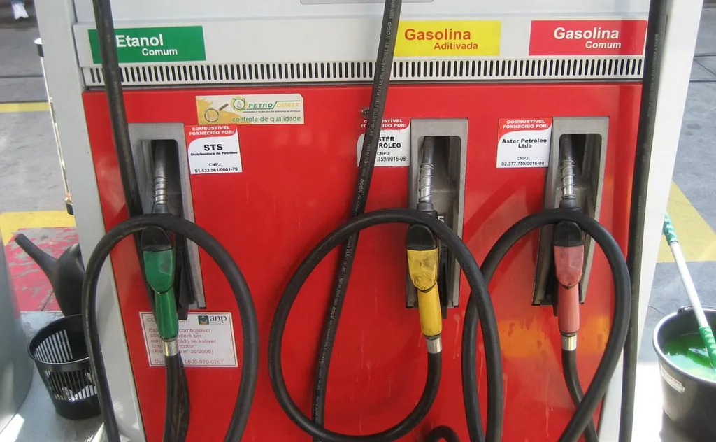 Bomba brasileira com bicos identificados para etanol e gasolina