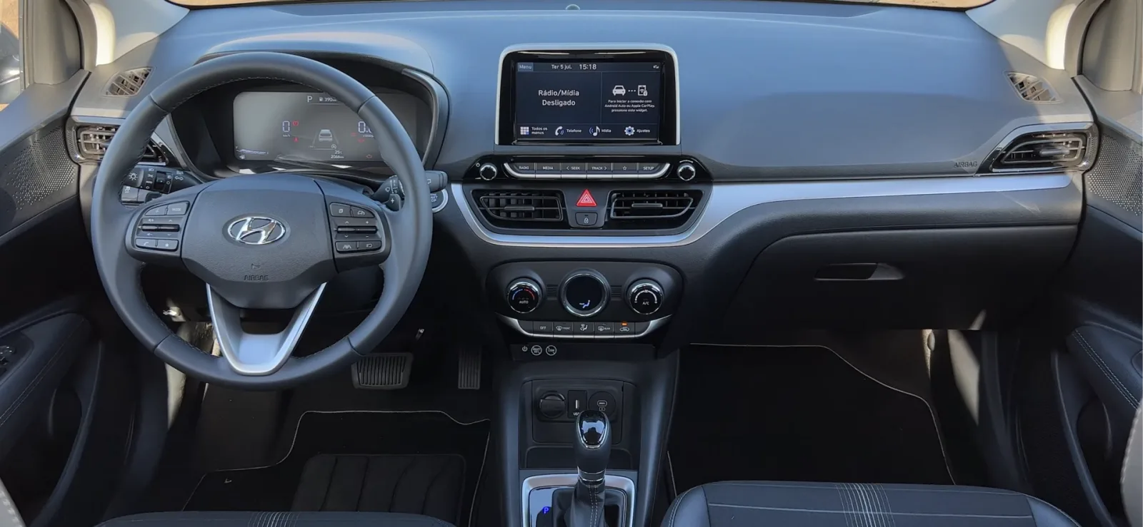 Interior do Hyundai HB20 Platinum Plus 2023 com painel digital e câmbio automático