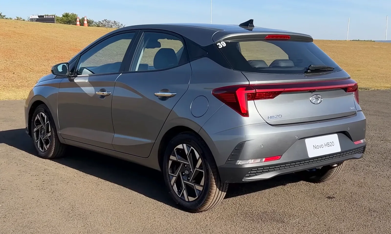 Hyundai HB20 Platinum Plus 2023 cinza visto pela traseira e lateral