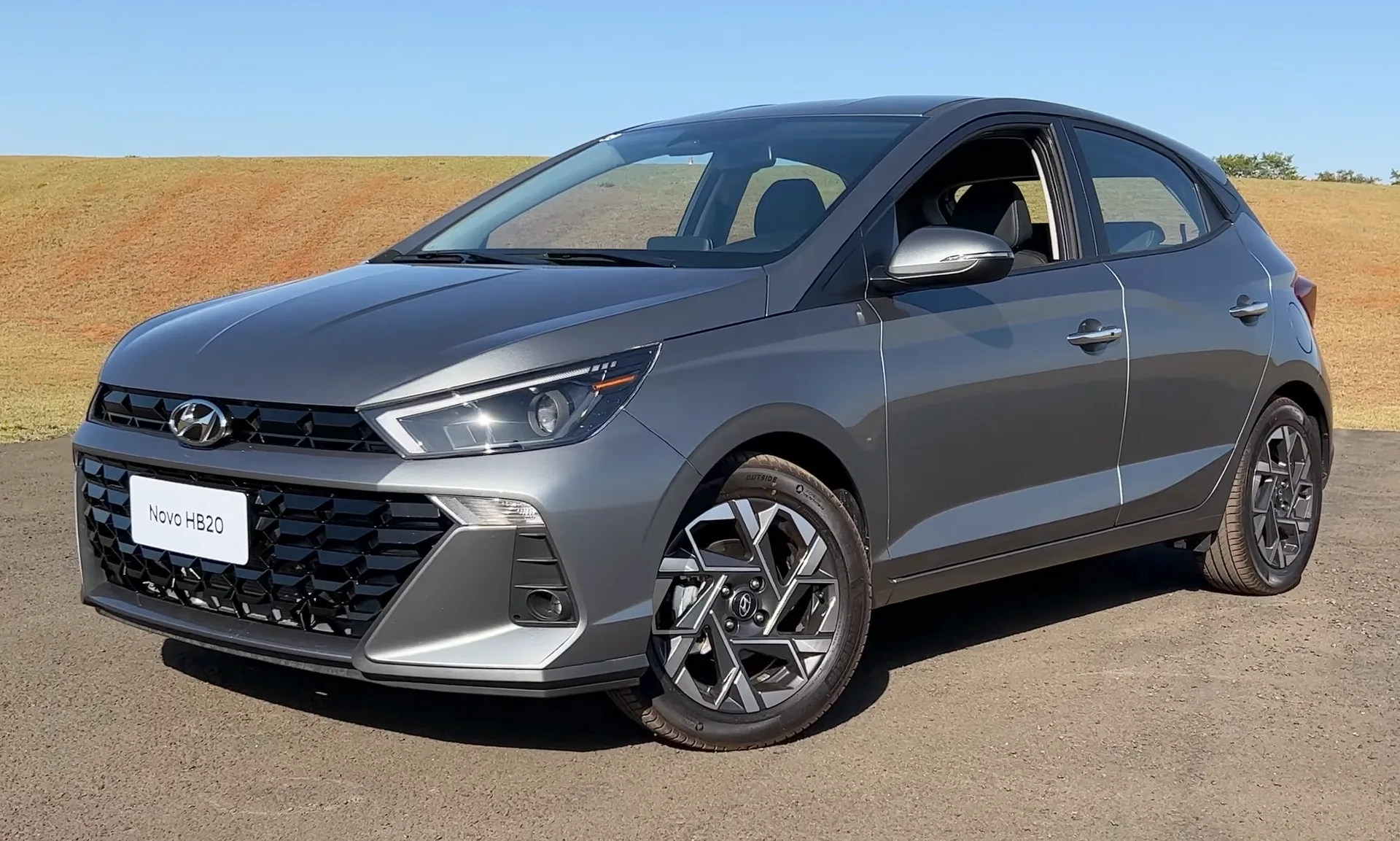 Hyundai HB20 Platinum Plus 2023 cinza, visto de frente e de lado