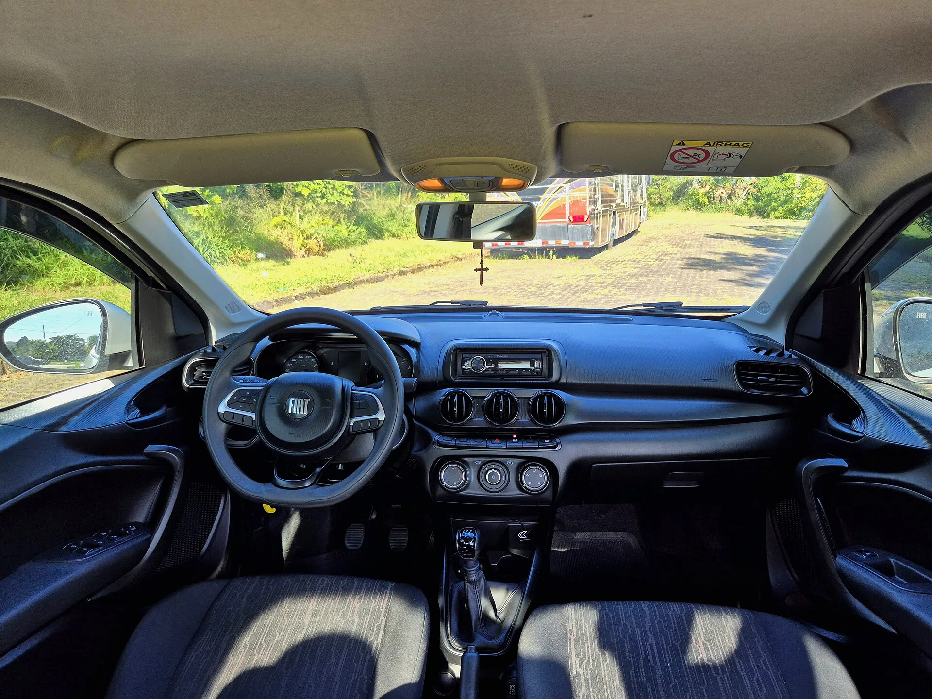 Volante, painel e câmbio manual de um Fiat Argo 2022