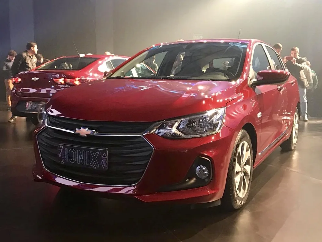 Chevrolet Onix vermelho da segunda geração em apresentação da marca